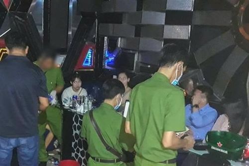 Cảnh sát đột kích Karaoke OLALA, phát hiện 19 nam nữ dương tính với ma túy