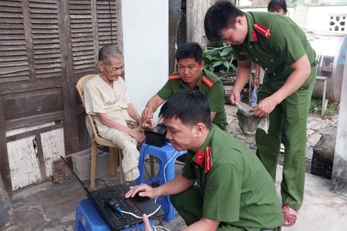 Công an ra đảo Cù Lao Chàm phục vụ dân làm căn cước