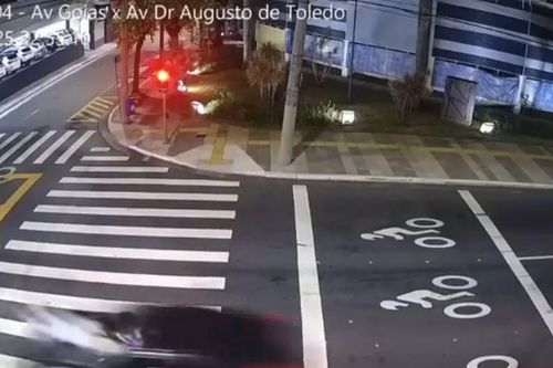 Clip: Ô tô lao như tên bắn khiến 2 cô gái tử vong khi qua đường trên phần đường dành cho người đi bộ