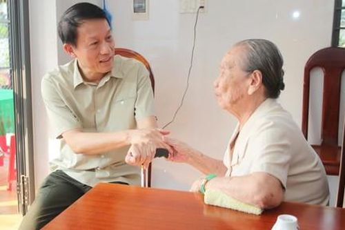 Bộ trưởng Lương Tam Quang thăm, tặng quà gia đình chính sách tại Tây Ninh