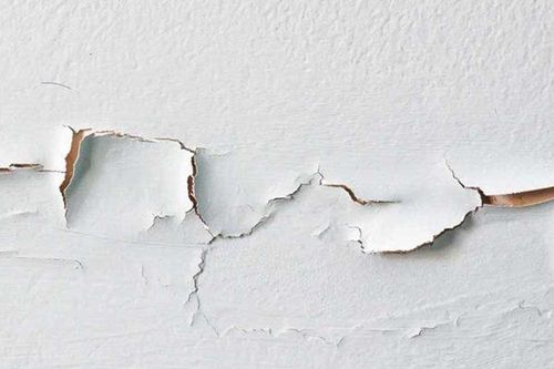 Tường mới sơn bị bong tróc xử lý thế nào?
