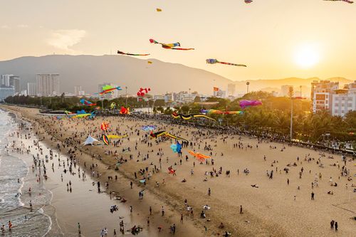 Hàng trăm cánh diều rực rỡ bay lượn trên bầu trời phố biển Quy Nhơn