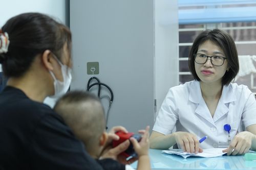 Bé gái 9 tháng tuổi nhập viện vì thói quen hôn hít của người lớn