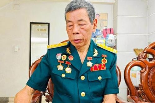 Người chiến sĩ đặc công nhìn huyệt của mình trước khi vào trận đánh sinh tử