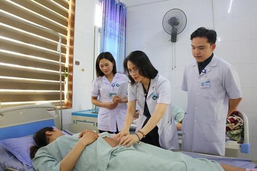5 phút 'vàng ngọc' cứu sống mẹ con sản phụ bị sa dây rốn nguy kịch