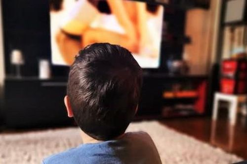 Con xem phim sex: Cha mẹ chọn làm ngơ hay 'dẫn lối'?