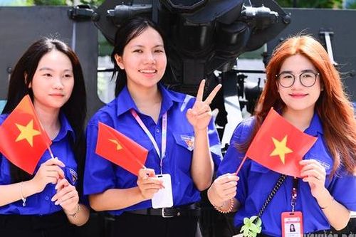 Rực rỡ cờ đỏ sao vàng tại Bảo tàng Chứng tích Chiến tranh