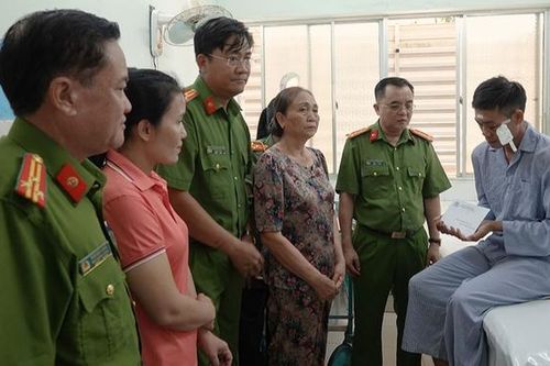 Khống chế đối tượng nghi sử dụng ma túy, một đại úy công an bị thương