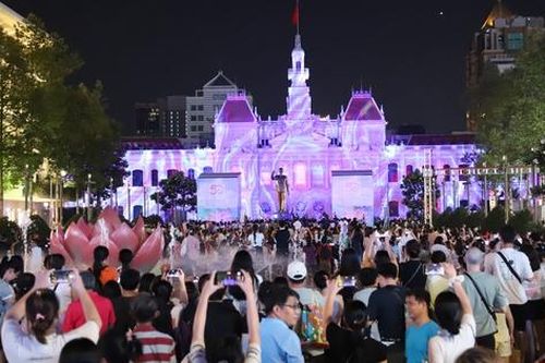Hàng nghìn người dân TPHCM đổ về trung tâm Quận 1 xem văn nghệ mừng Kỷ niệm 50 năm Ngày Giải phóng miền Nam, thống nhất đất nước