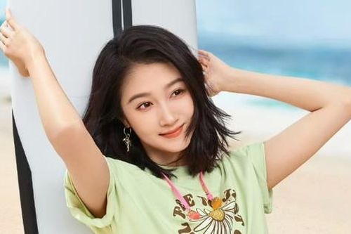 Cả triệu người đang chờ đợi một bài đăng của Quan Hiểu Đồng trong ngày 20/4