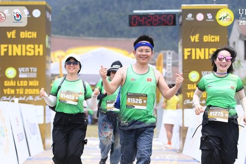 Trên 2.000 vận động viên 'Chinh phục đỉnh Phù Vân'