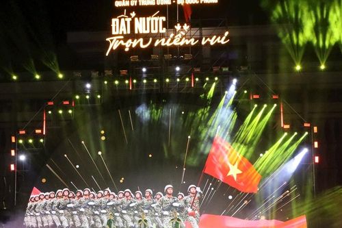 Lãnh đạo Đảng, Nhà nước, Mặt trận Tổ quốc Việt Nam tham dự chương trình nghệ thuật đặc biệt 'Đất nước trọn niềm vui'