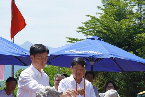 Chủ nhiệm UBKTTƯ Nguyễn Duy Ngọc dâng hương tại Nhà bia di tích Ban Kiểm tra Khu ủy Khu 5