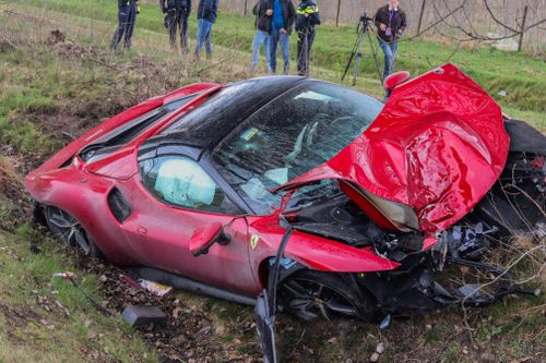 Siêu xe Ferrari 296 GTS vỡ nát khi chỉ mới ra biển được một tuần