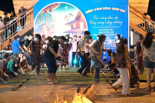 Tưng bừng 'Đêm Văn hóa Chơ Ro'