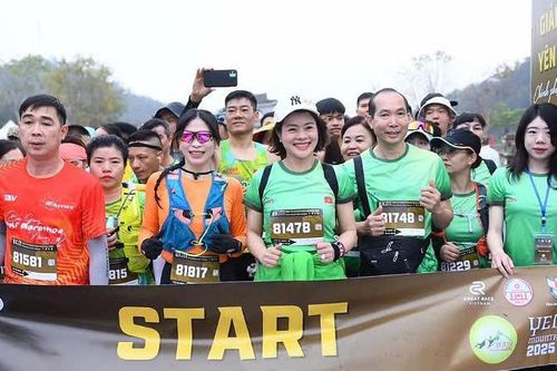 Gần 4.000 vận động viên tham gia Chinh phục đỉnh Phù Vân Yên Tử 2025