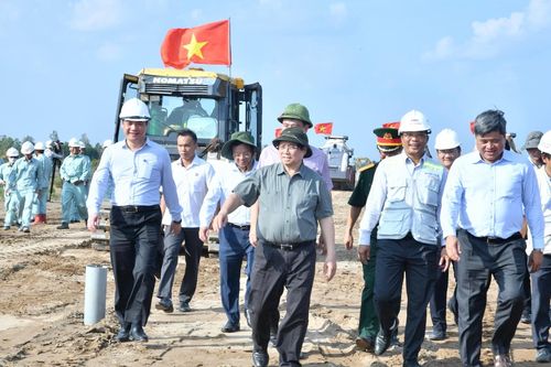 Thủ tướng Phạm Minh Chính đi thị sát tuyến cao tốc Cần Thơ-Cà Mau