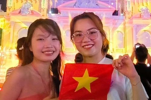 Giới trẻ TP. HCM 'choáng ngợp' trước 'bữa tiệc' nghệ thuật 3D đón Đại lễ 30/4, bày tỏ niềm tự hào yêu nước