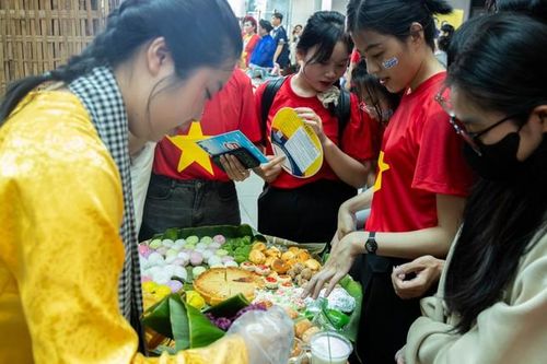 Sinh viên TP. HCM thích thú trải nghiệm làm bánh, viết thư pháp tại 'Ngày hội Văn hóa'