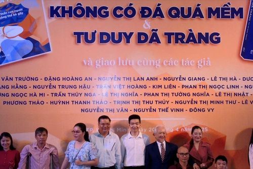 Ra mắt hai ấn phẩm 'Không có đá quá mềm' và 'Tư duy dã tràng'