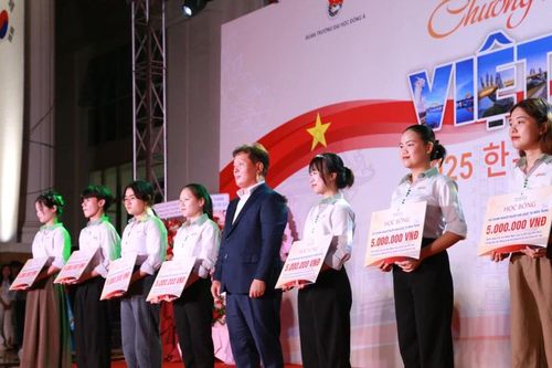 Hội người Hàn tại miền Trung trao học bổng cho sinh viên chương trình tiếng Hàn