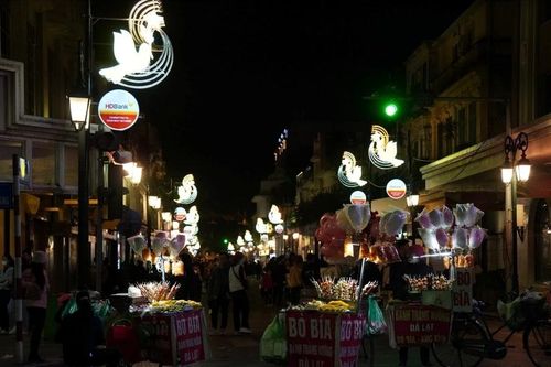 Hàng rong bủa vây, lấn chiếm phố đi bộ hồ Gươm