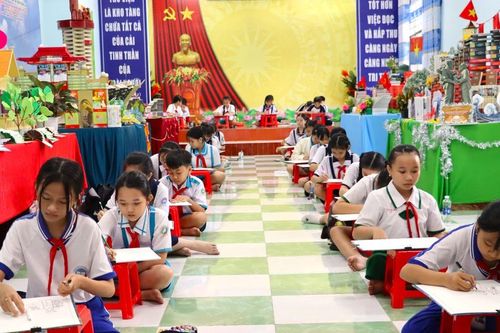 Học sinh Cà Mau tranh tài vẽ tranh 'Quê hương em qua trang sách'