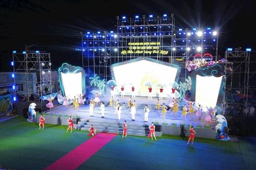 Thanh Hóa: Hàng ngàn người dân và du khách tham dự Lễ hội du lịch biển Hải Tiến năm 2025