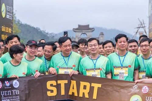 Hơn 3.000 vận động viên tham gia giải leo núi Yên Tử 'Chinh phục đỉnh Phù Vân'