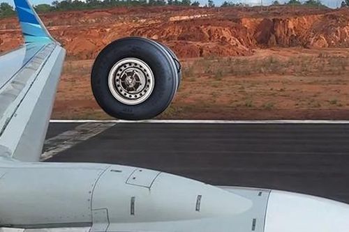 Lốp máy bay bất ngờ văng ra lúc hạ cánh, hành khách hoảng hồn