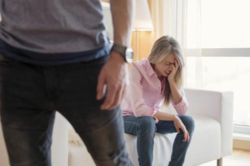 Vợ quen miệng khen người yêu cũ tốt tính, chồng tức giận đòi ly hôn