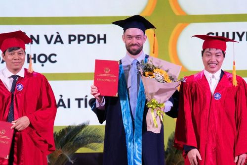 Chàng trai người Mỹ chọn học và tốt nghiệp thạc sĩ Toán tại Việt Nam