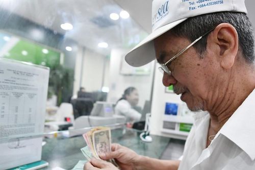 Người dân được nhận lương hưu, trợ cấp bảo hiểm xã hội tháng 5 sớm hơn thường lệ