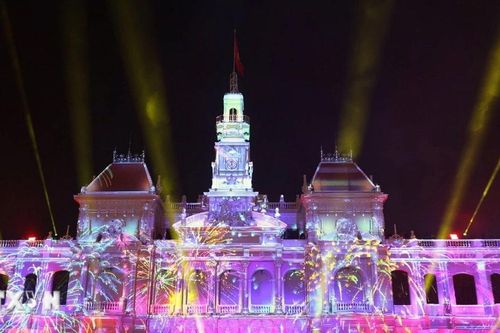 Thành phố Hồ Chí Minh: Mãn nhãn với màn trình diễn rực rỡ của 3D mapping và bắn pháo hoa
