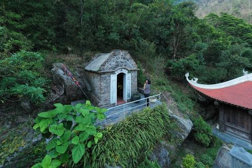 'Lắng nghe Bụt bước giữa đời' thông qua thơ phú của hai vị vua nhà Trần