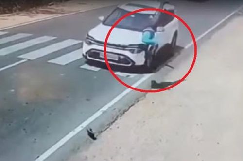Chạy qua đường không quan sát, nam thanh niên bị ô tô tông trúng
