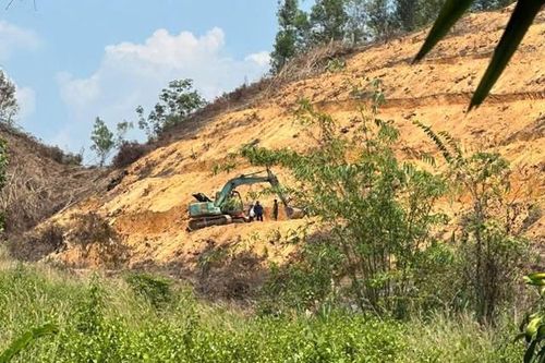 Điều tra vụ người đàn ông trượt ngã từ trên đồi, bị xe cuốc cán tử vong