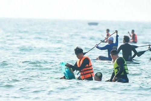 Hơn 1.500 người lặn biển nhặt rác, giải cứu san hô tại bán đảo Sơn Trà