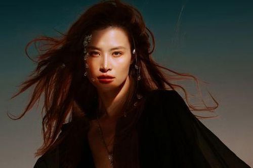 Đông Nhi chọn đi ngược thời đại
