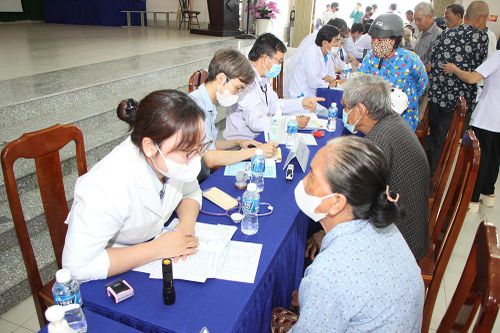 Bệnh viện Mắt - Tai mũi họng - Răng hàm mặt An Giang khám, tặng quà 400 người dân phường An Phú
