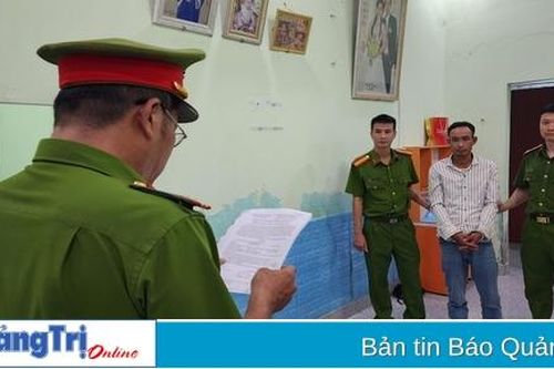 Bắt đối tượng dùng rựa đe dọa, cướp điện thoại của người cùng thôn