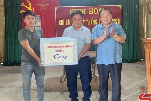 Đồng chí Phó Chủ tịch HĐND tỉnh dự sinh hoạt tại Chi bộ bản Lung Tang