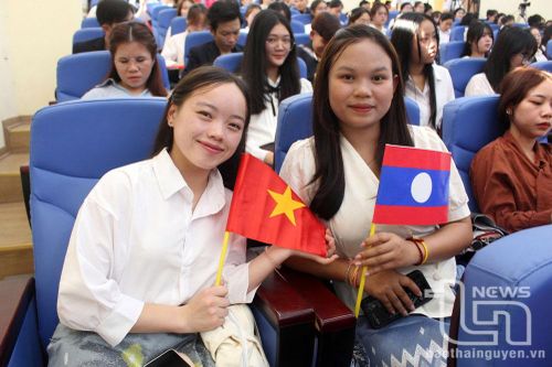 Giao lưu 'Việt - Lào chung đỉnh Trường Sơn'