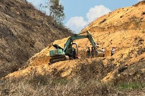 Người đàn ông trượt chân rơi xuống taluy bị máy múc cán tử vong