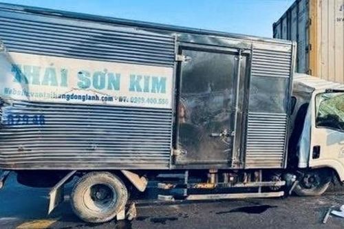 Phá cabin giải cứu tài xế mắc kẹt trong vụ va chạm dây chuyền ở cầu Phú Mỹ
