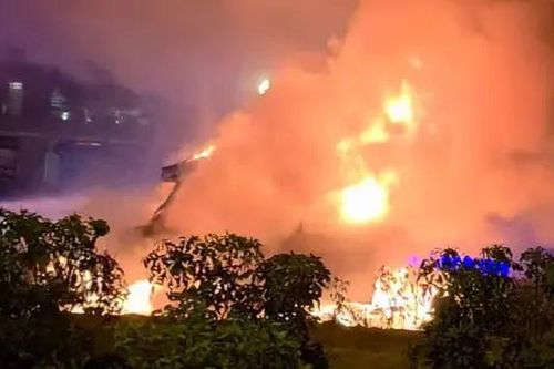 Ô tô đầu kéo bốc cháy trên đường Khuất Duy Tiến