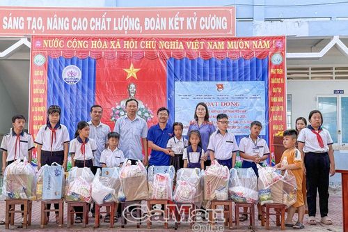 Trao quà cho học sinh hoàn cảnh khó khăn Trường Tiểu học Biển Bạch Đông