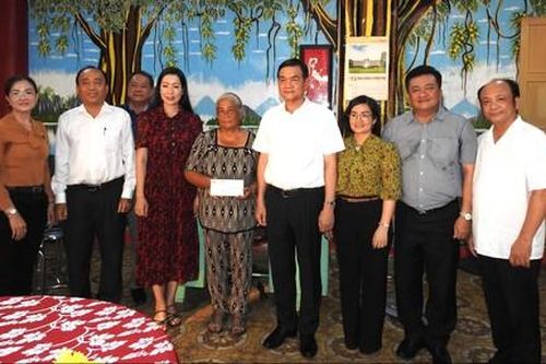 Trung tướng Lê Hồng Nam thăm hỏi, tri ân cá nhân tiêu biểu trong xây dựng, bảo vệ, phát triển TPHCM