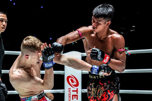 Tung tuyệt chiêu cực dị nhưng thất bại, võ sĩ châu Âu bầm dập dưới 'mưa đòn'