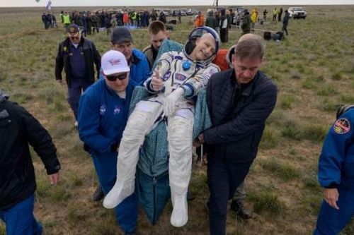 Phi hành gia 70 tuổi của NASA trở về an toàn sau 220 ngày làm việc trên ISS